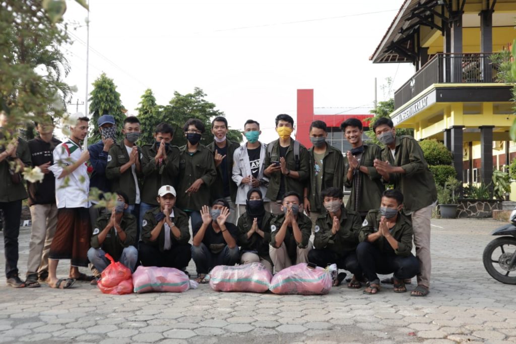 Siswa SMA Negeri 1 Kramat Kabupaten Tegal Bantu Warga Tedampak Coovid