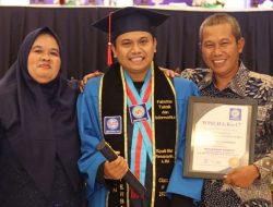 Anak Penjual Jam Dinding Keliling Jadi Wisudawan Terbaik Universitas BSI Kampus Purwokerto