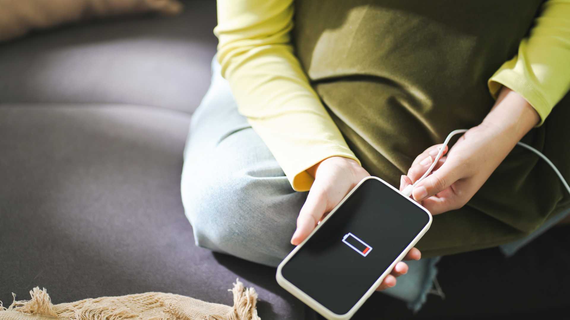 Ponsel Android Boros Baterai, Cukup Uninstal Aplikasi