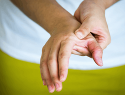 Terungkap! Fakta di Balik Mitos Mandi Malam Picu Rematik: Jangan Sampai Keliru!